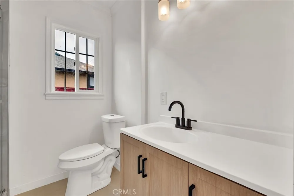 20756 Saticoy Street Winnetka, CA 91306