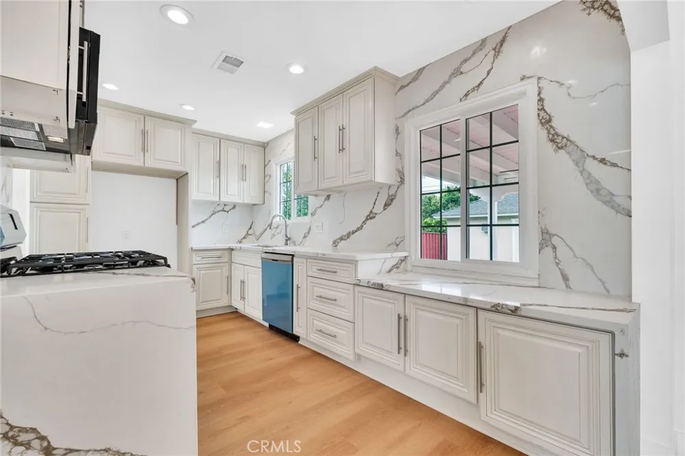 20756 Saticoy Street Winnetka, CA 91306