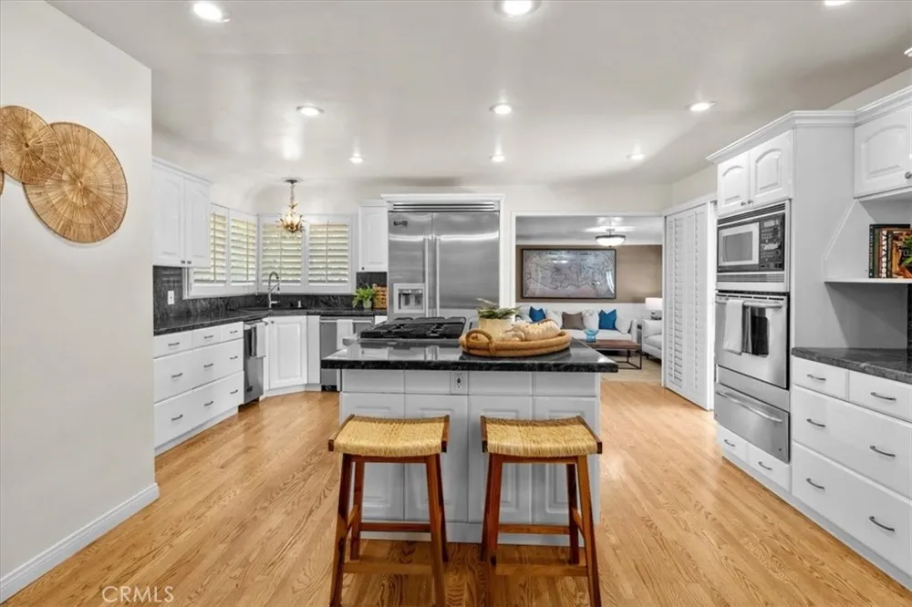 8756 Encino Avenue Sherwood Forest, CA 91325