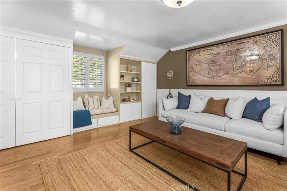 8756 Encino Avenue Sherwood Forest, CA 91325