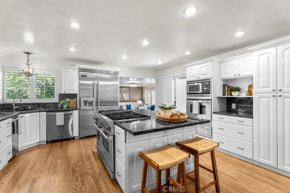 8756 Encino Avenue Sherwood Forest, CA 91325