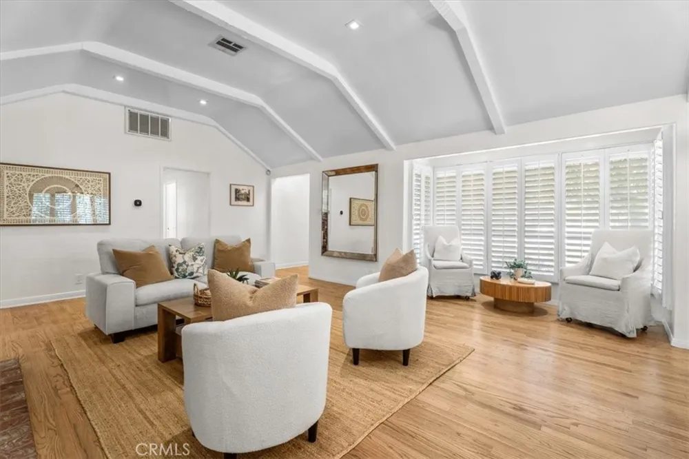 8756 Encino Avenue Sherwood Forest, CA 91325