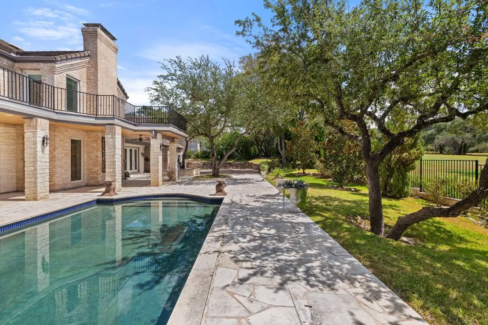 17 Hedgebrook Way The Hills, TX 78738