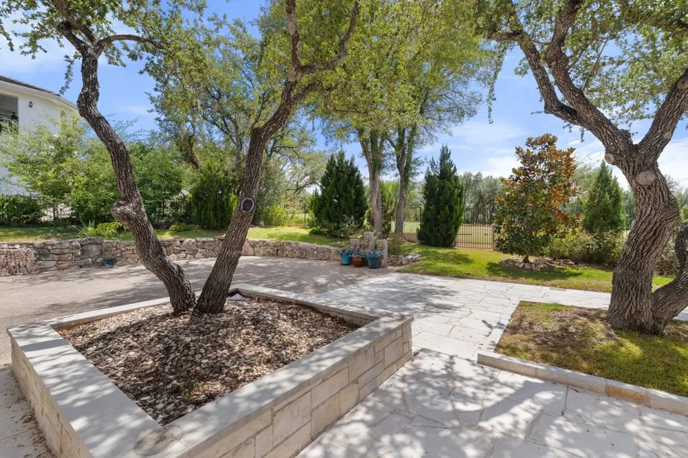 17 Hedgebrook Way The Hills, TX 78738