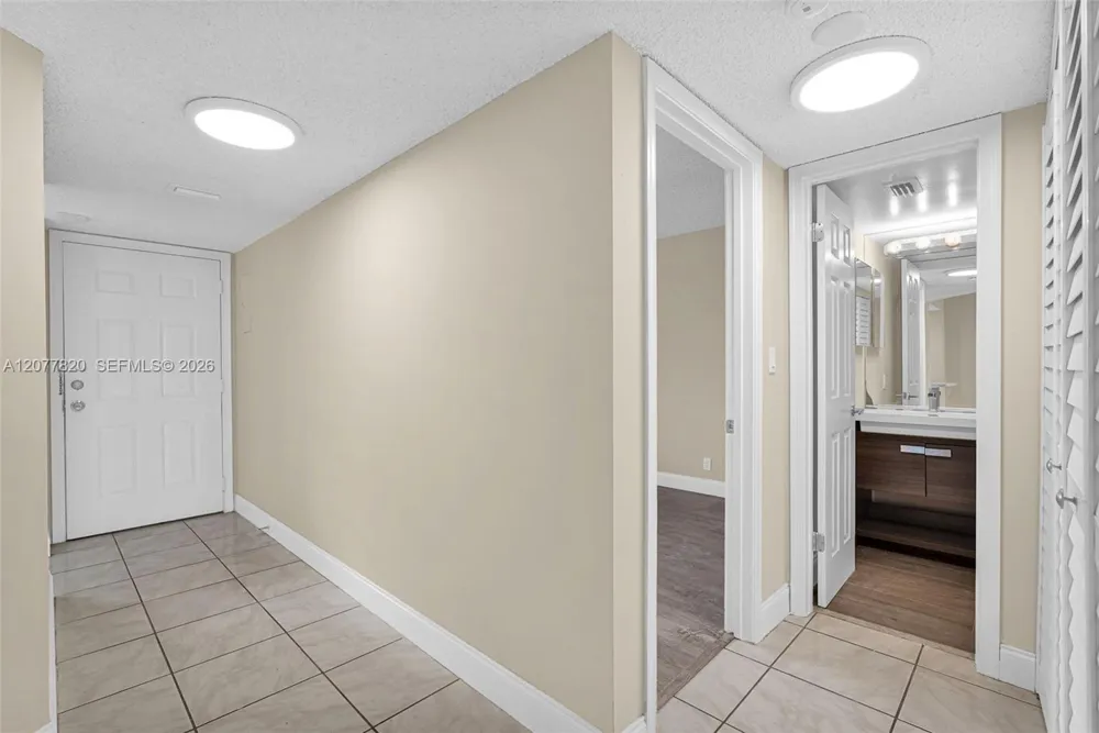 117 Lake Emerald Dr #204 Oakland Park, FL 33309