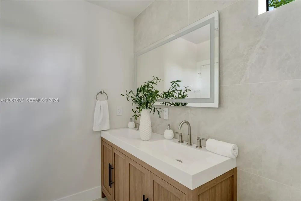 1917 NW 17th ST #B Miami, FL 33125