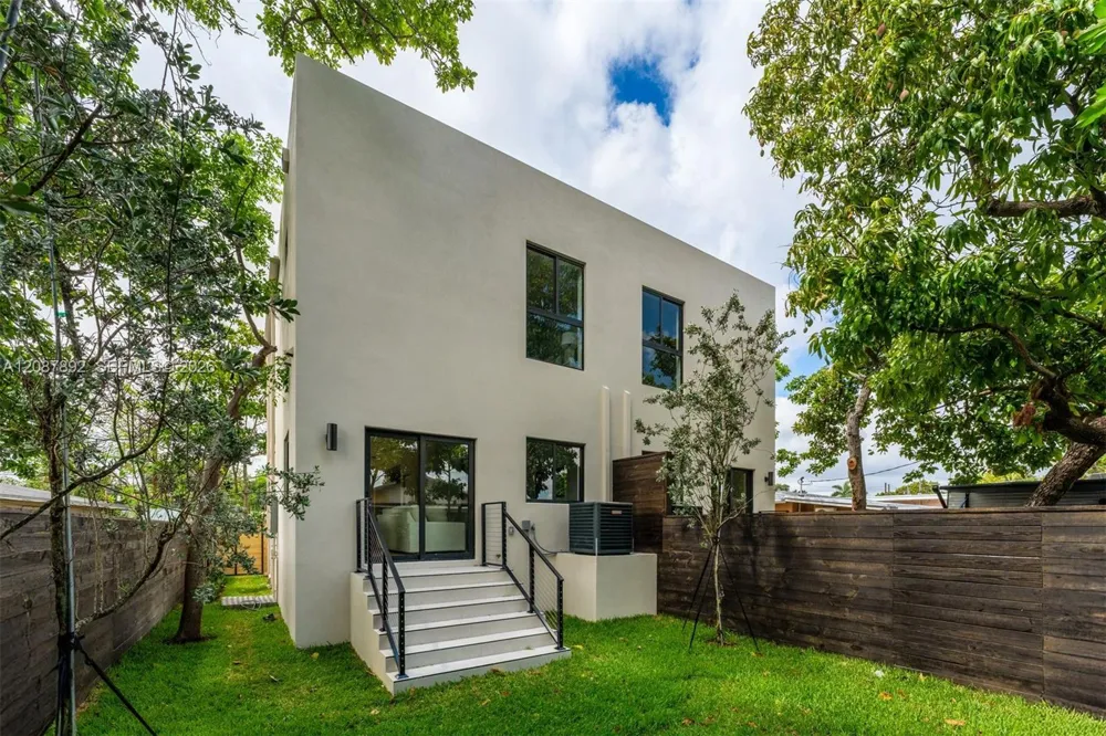 1917 NW 17th ST #B Miami, FL 33125