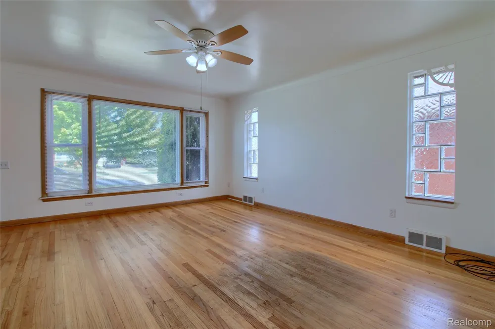 17084 Stricker Avenue Eastpointe City, MI 48021