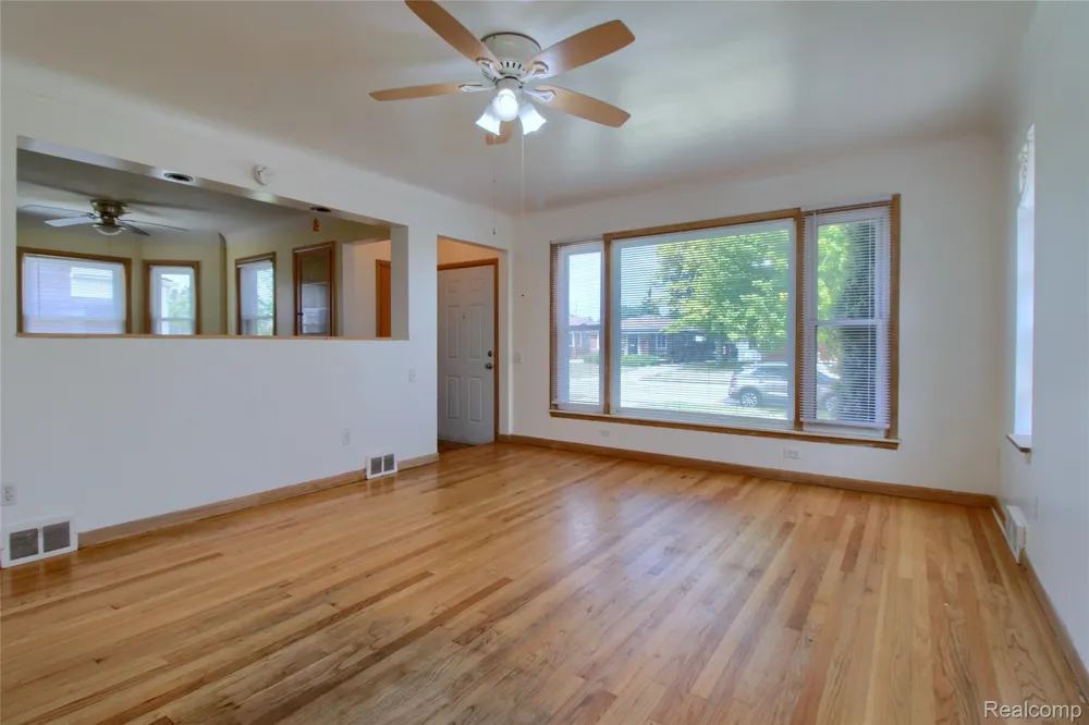 17084 Stricker Avenue Eastpointe City, MI 48021