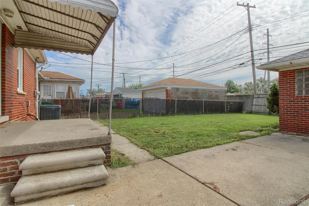 17084 Stricker Avenue Eastpointe City, MI 48021