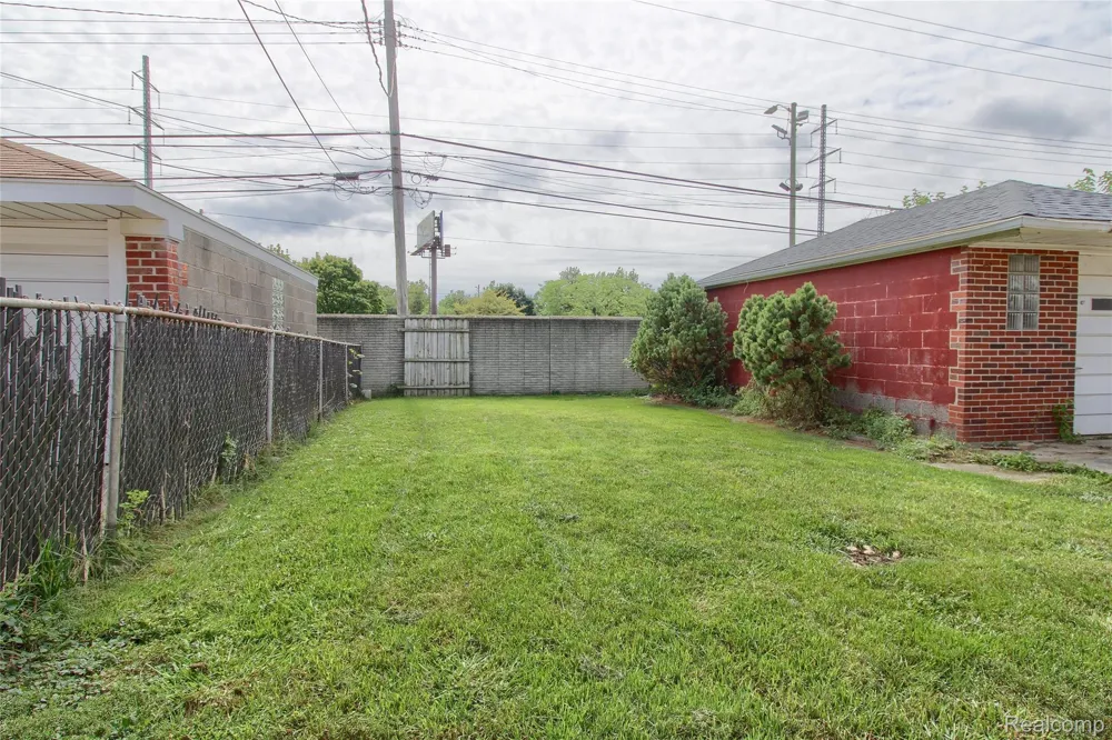 17084 Stricker Avenue Eastpointe City, MI 48021