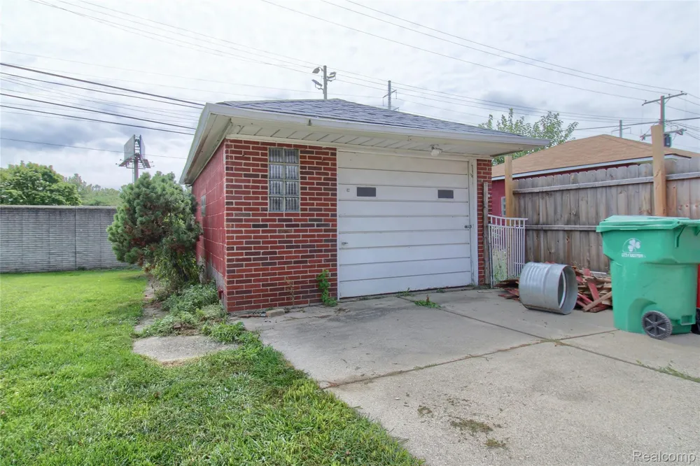 17084 Stricker Avenue Eastpointe City, MI 48021