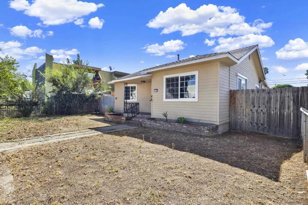 127 W 5th Ave Escondido, CA 92025