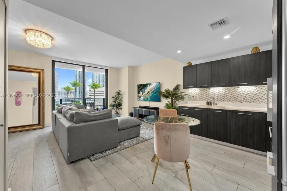 45 SW 9th St #1002 Miami, FL 33130