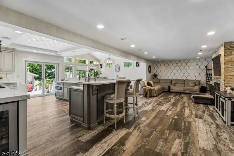 196 Hawthorne Dr Clark, NJ 07066