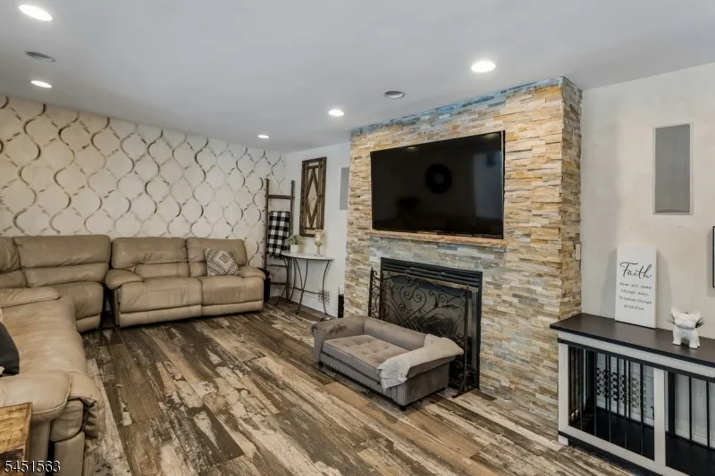 196 Hawthorne Dr Clark, NJ 07066
