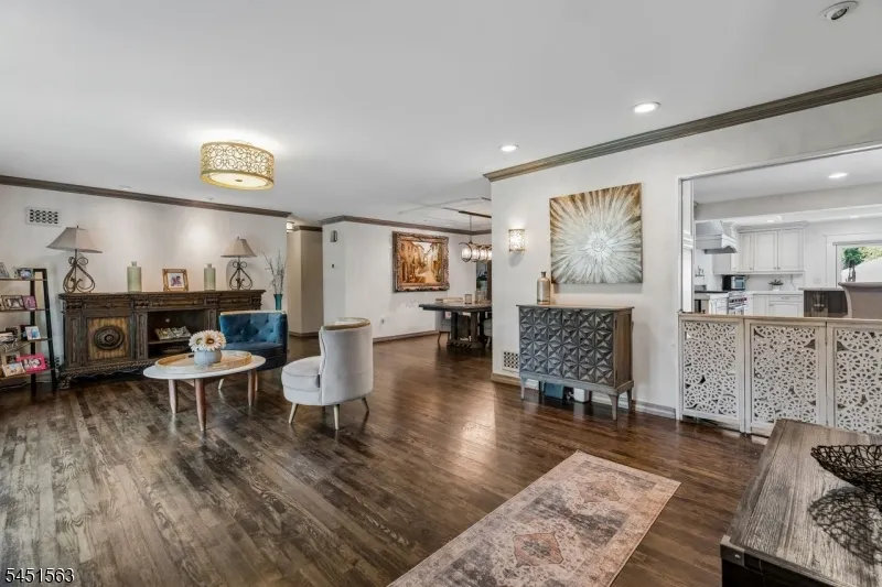 196 Hawthorne Dr Clark, NJ 07066