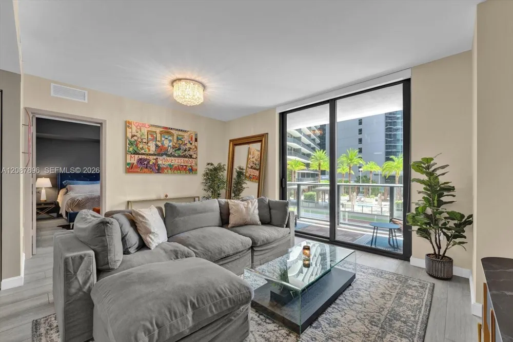 45 SW 9th St #1002 Miami, FL 33130