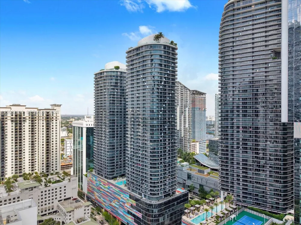 45 SW 9th St #1002 Miami, FL 33130