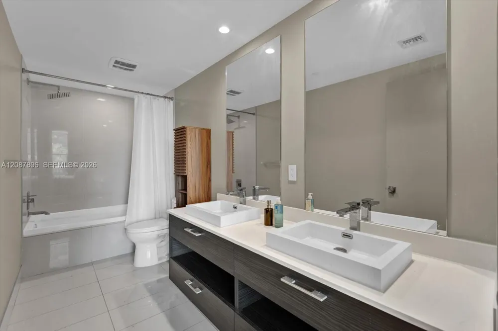 45 SW 9th St #1002 Miami, FL 33130