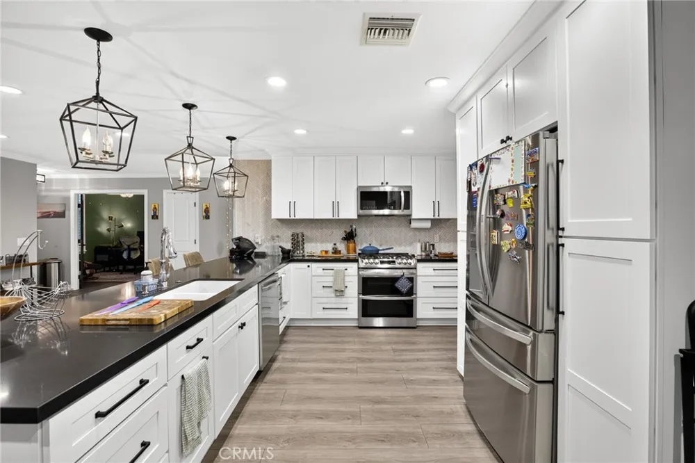 3044 Mountain Top Highland, CA 92346