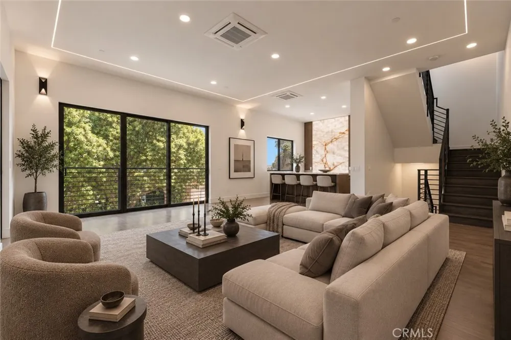 8633 Hollywood Los Angeles, CA 90069