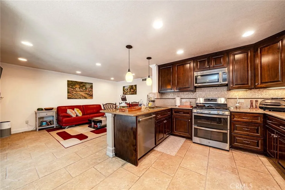 141 Meadowcreek Brea, CA 92821