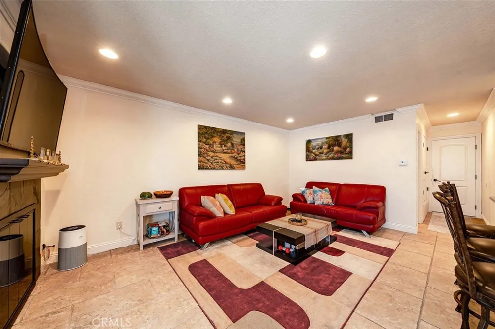 141 Meadowcreek Brea, CA 92821