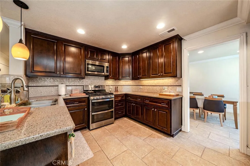 141 Meadowcreek Brea, CA 92821