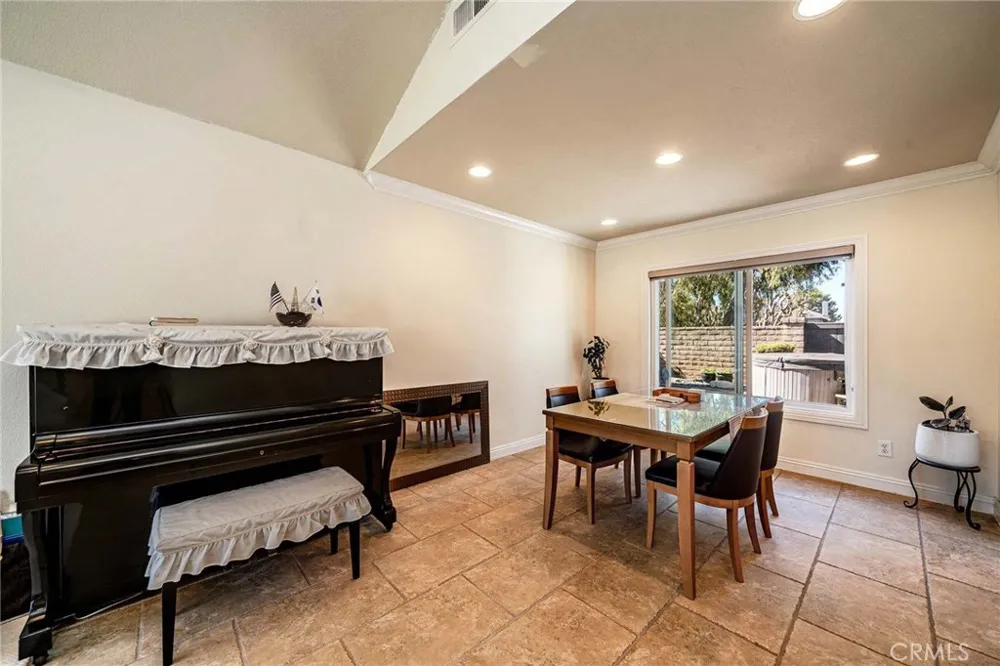 141 Meadowcreek Brea, CA 92821