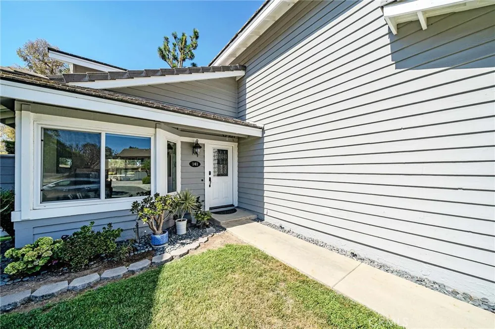 141 Meadowcreek Brea, CA 92821