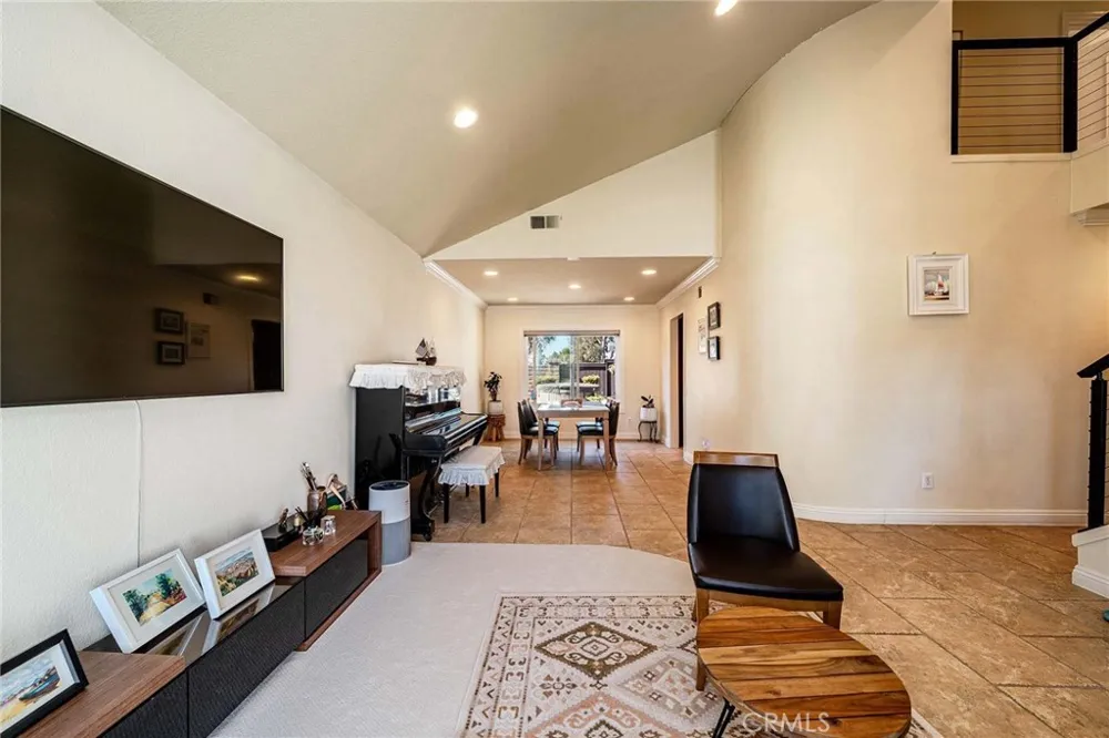 141 Meadowcreek Brea, CA 92821