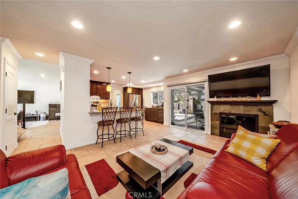 141 Meadowcreek Brea, CA 92821
