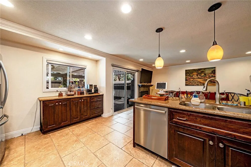 141 Meadowcreek Brea, CA 92821