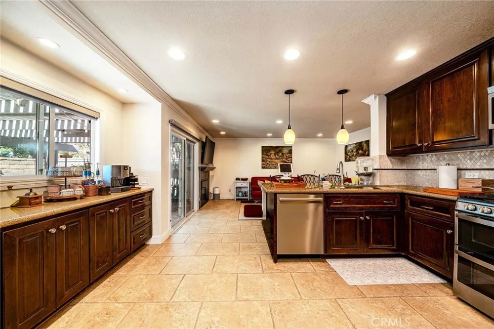 141 Meadowcreek Brea, CA 92821