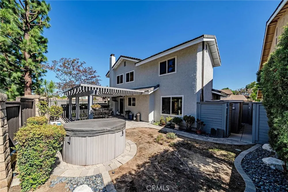 141 Meadowcreek Brea, CA 92821