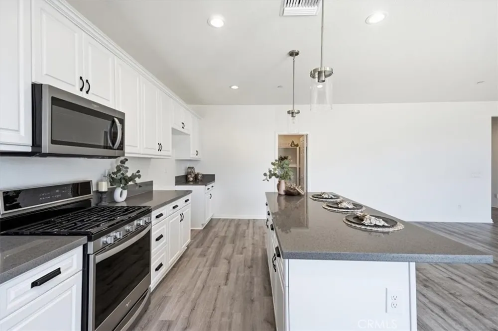 28166 Jett Menifee, CA 92585