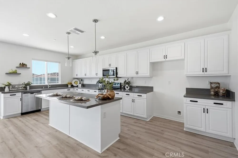 28166 Jett Menifee, CA 92585
