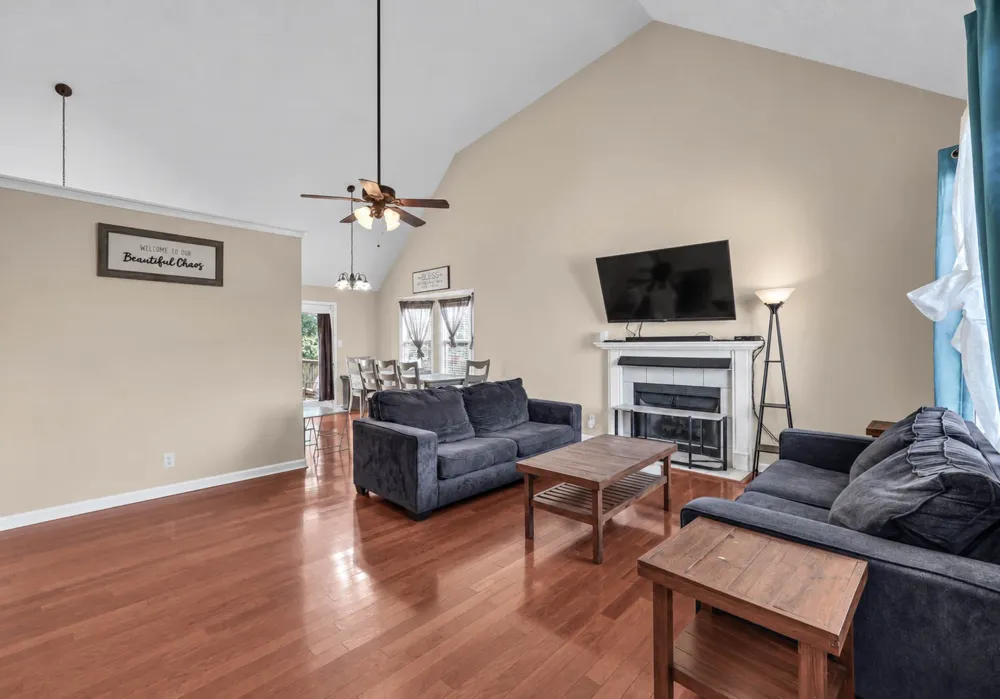 1967 Whirlaway Cir Clarksville, TN 37042
