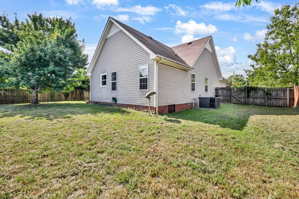 1967 Whirlaway Cir Clarksville, TN 37042