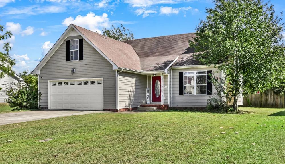 1967 Whirlaway Cir Clarksville, TN 37042
