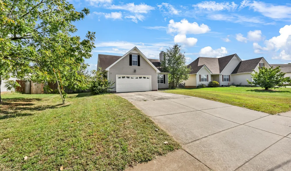 1967 Whirlaway Cir Clarksville, TN 37042