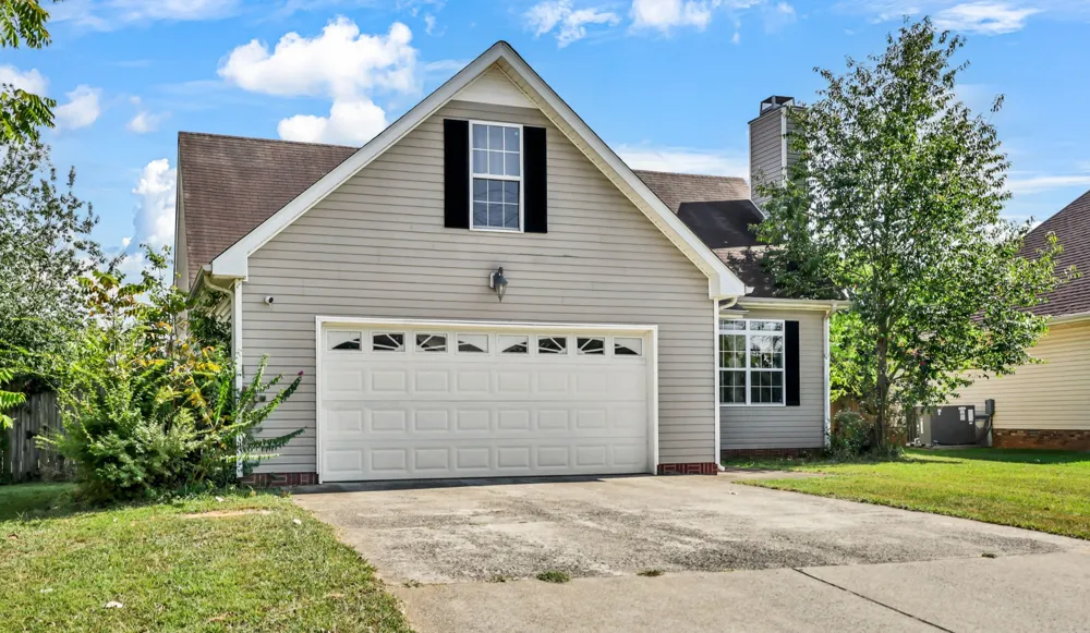 1967 Whirlaway Cir Clarksville, TN 37042