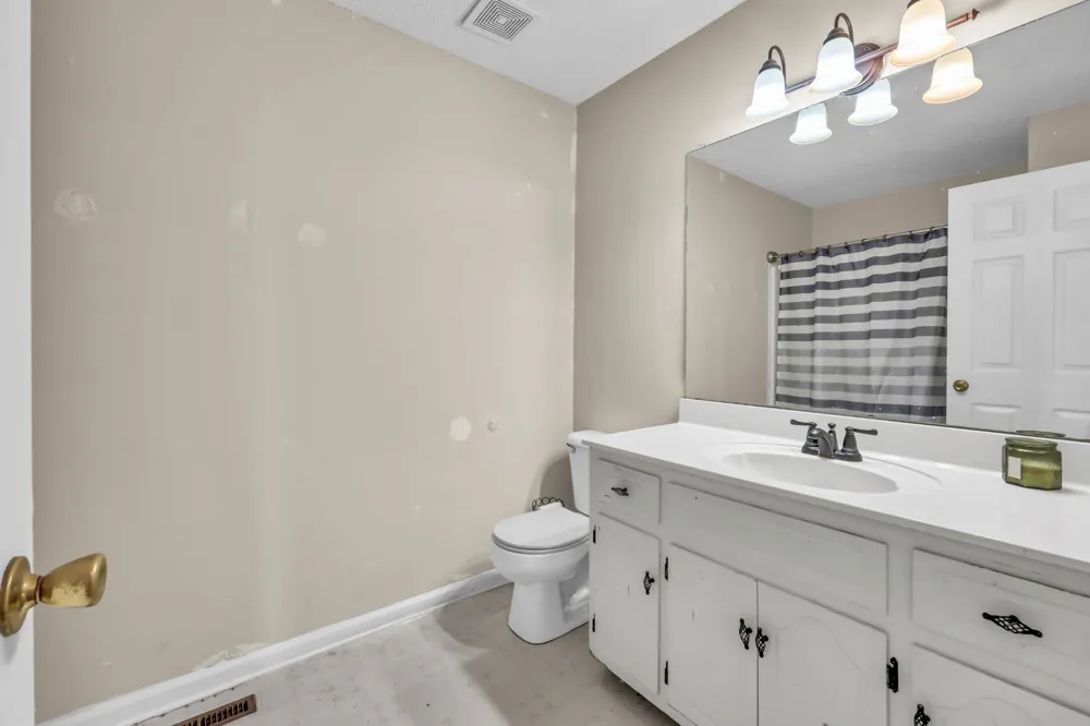 1967 Whirlaway Cir Clarksville, TN 37042