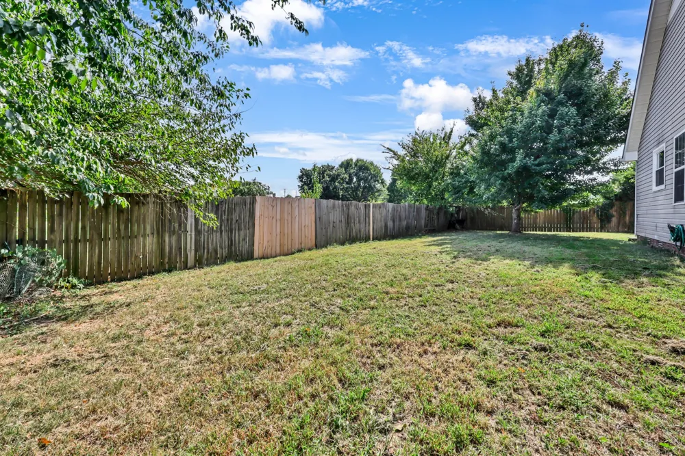 1967 Whirlaway Cir Clarksville, TN 37042