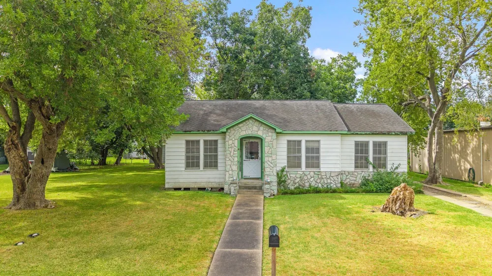 209 Schilling Street Baytown, TX 77520