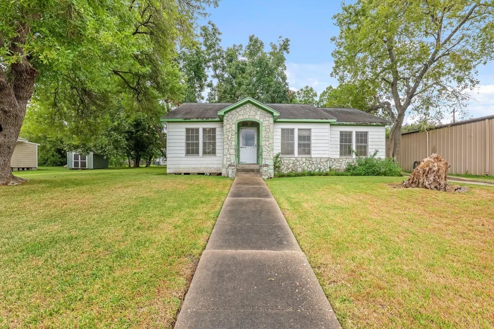 209 Schilling Street Baytown, TX 77520