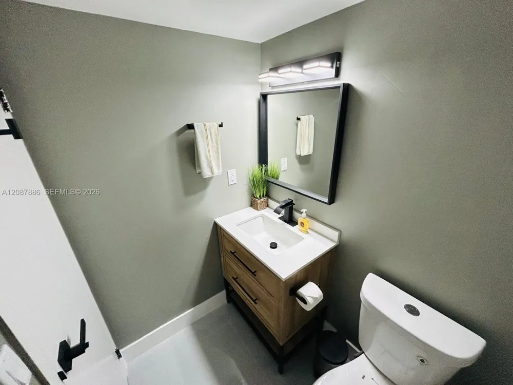 17021 Bay Rd #427-4 Sunny Isles Beach, FL 33160