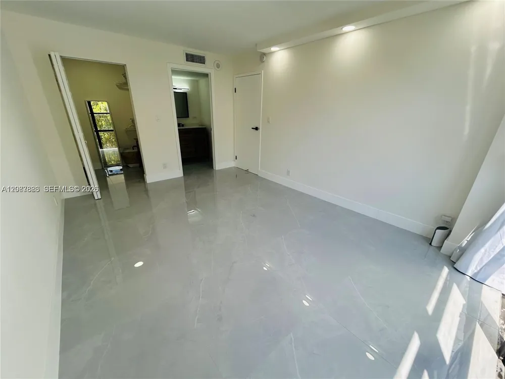 17021 Bay Rd #427-4 Sunny Isles Beach, FL 33160