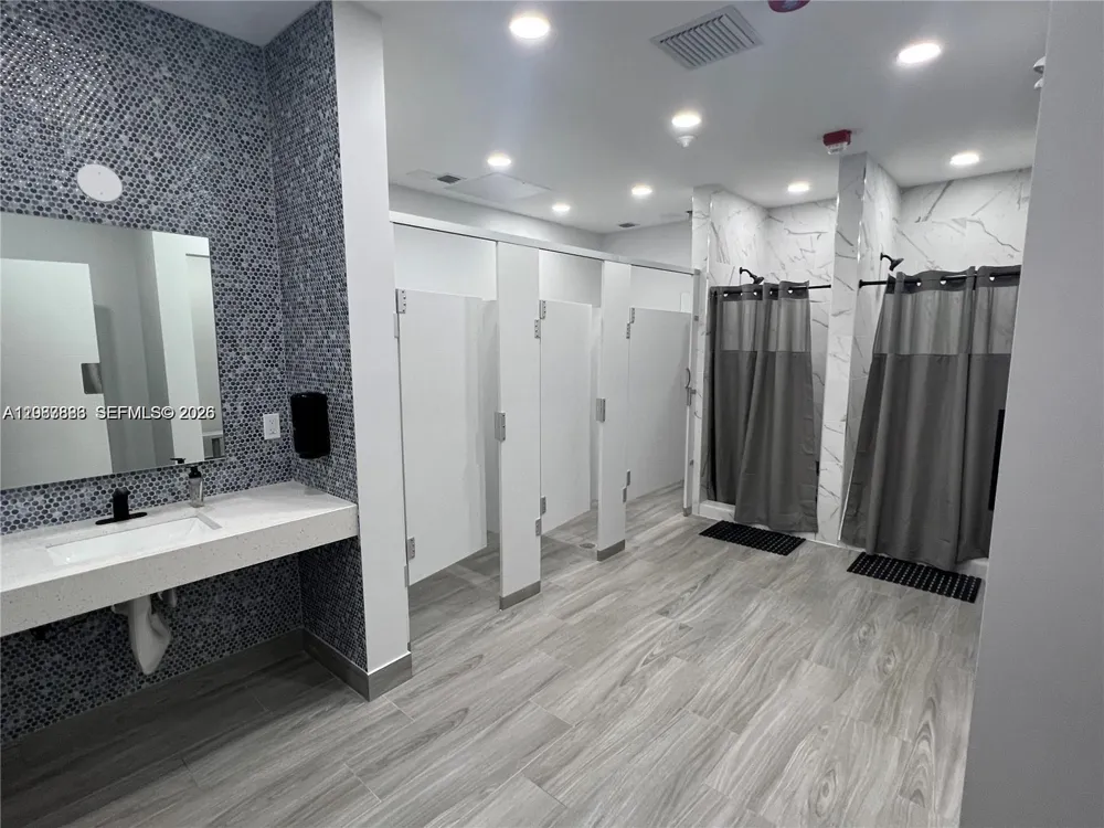 17021 Bay Rd #427-4 Sunny Isles Beach, FL 33160